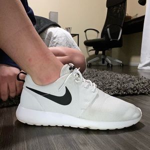 Women’s Nike Rosche Tennis Shoes Size 9.5